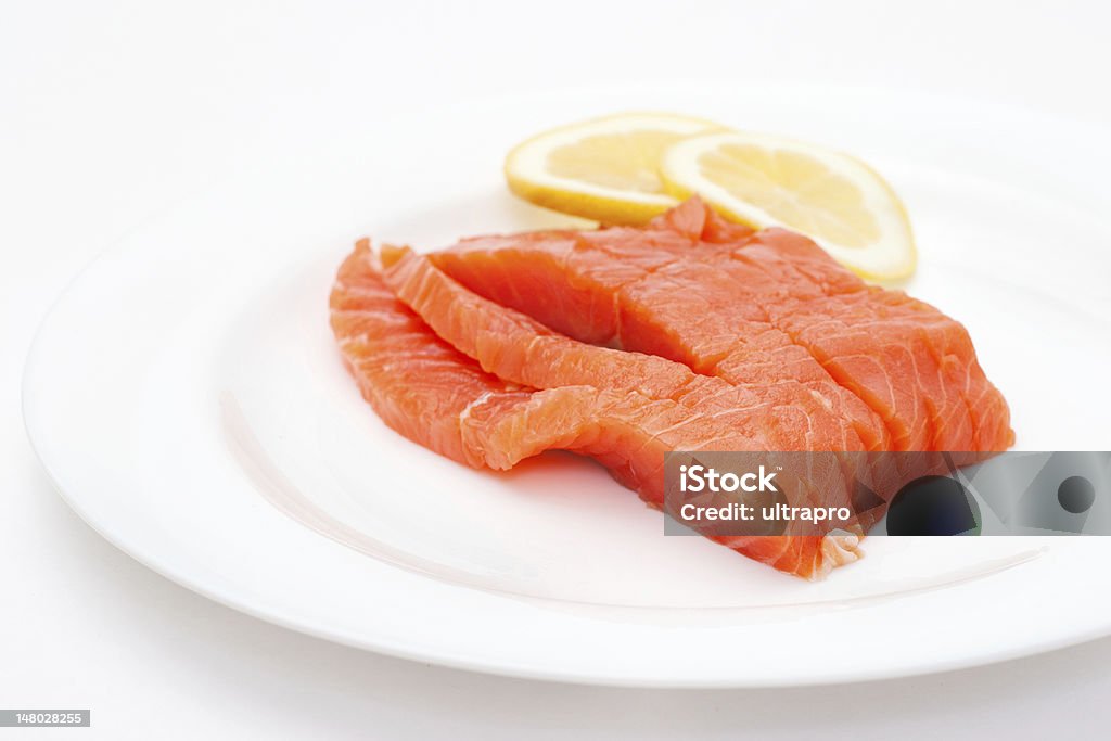 Trancio di salmone fresco su sfondo bianco - Foto stock royalty-free di Alimentazione sana