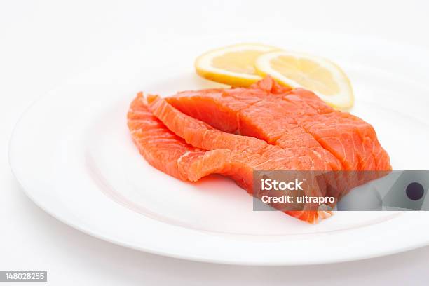 Trancio Di Salmone Fresco Su Sfondo Bianco - Fotografie stock e altre immagini di Alimentazione sana - Alimentazione sana, Arancione, Cibo