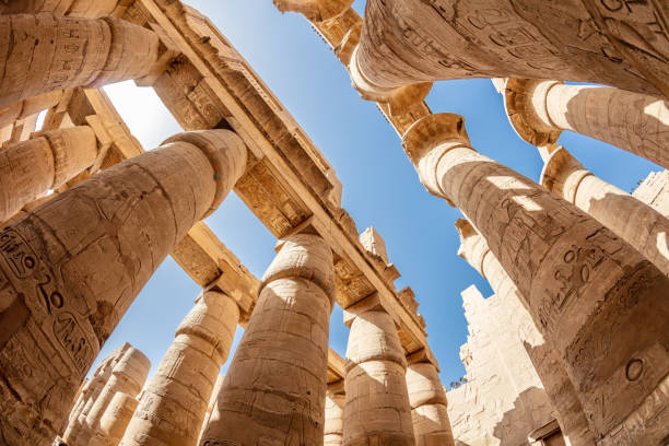 die sonnenstrahlen dringen in die säulen des karnak-tempels ein. - sun temple stock-fotos und bilder