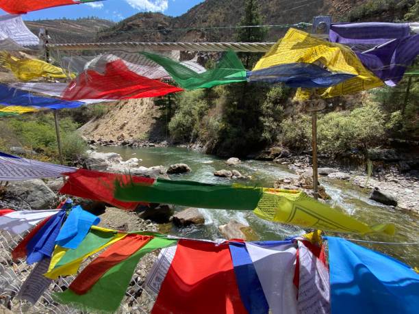bunte gebet flags - bhutanese flag stock-fotos und bilder
