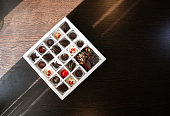 eine-schachtel-handgemachter-pralinen-in