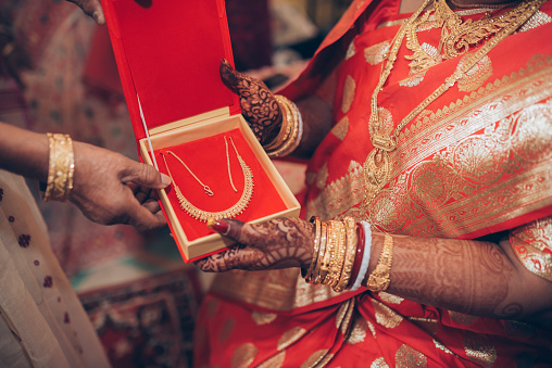 Gold jewellery gift giving to the bride