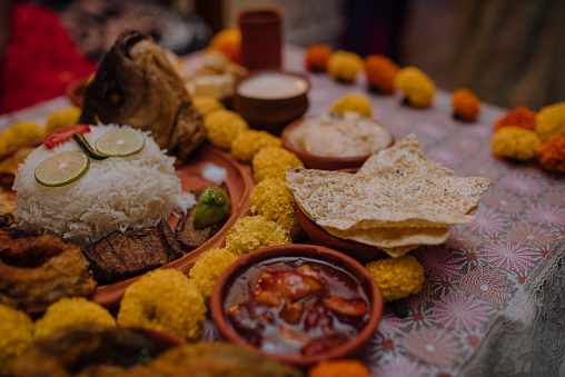 Aiburo Bhat Ritual Arreglo de comida Ritual de boda bengalí photo