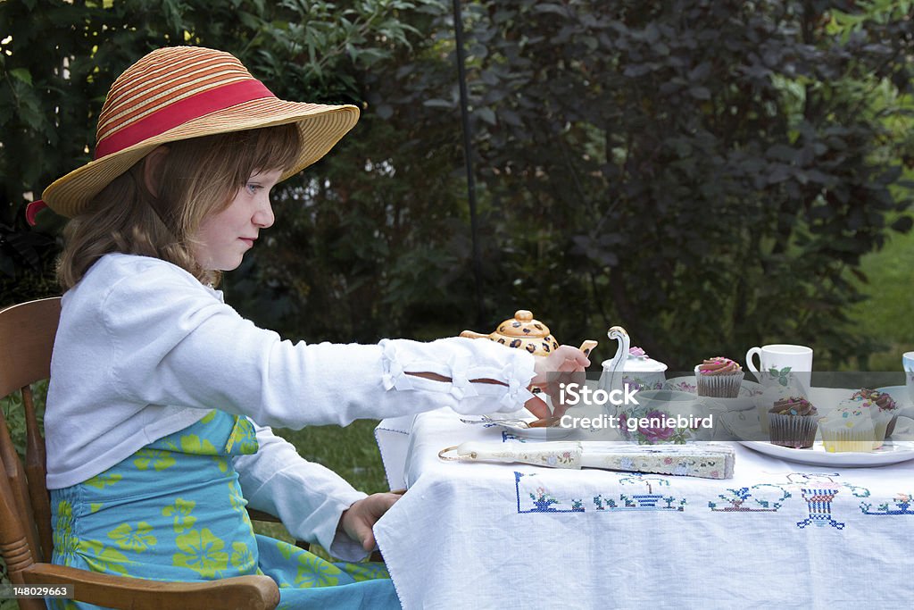 Hermosa niña con jardín de té - Foto de stock de 6-7 años libre de derechos