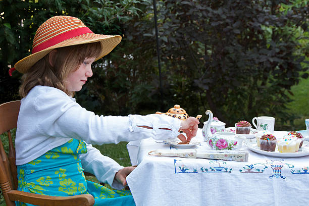 hermosa niña con jardín de té - tea party dressing up little girls hat fotografías e imágenes de stock