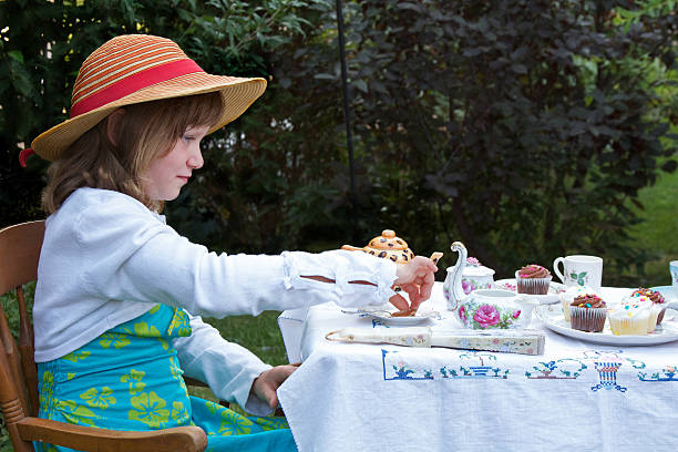 linda menina com jardim tea party - tea party dressing up little girls hat - fotografias e filmes do acervo
