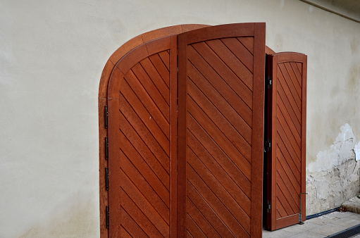 wooden shutters for arch-shaped balcony windows. the Italian style of the baroque castle and the courtyard paved with granite pavement. hidden for garbage cans in front of the house. does not spoil , sall terrene, wardrobe