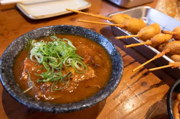 大阪名物のどて煮と串カツ