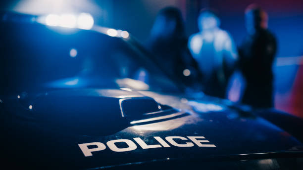 Cinematic Focus on Patrol Car: Two Police Officers Arrest Suspect, Put Him in Vehicle. Officers of the Law Handcuff Dangerous Criminal on Dark City Street. Cops Fight Crime. Documentary Shot enfoque cinematográfico en el coche patrulla: dos oficiales de policía arrestan al sospechoso, lo ponen en el vehículo. oficiales de la ley esposan a un peligroso criminal en la calle dark city. los policías luchan contra el crimen. filmado documental