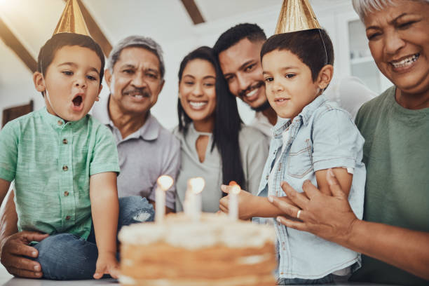 子供、誕生日のろうそく、食べ物とお祝いのパーティーで家でケーキを持つ子供。子どもたちは、親の愛で笑顔と幸せでキッチンで一緒にイベントや家族を祝う - cake birthday domestic kitchen child ストックフォトと画像