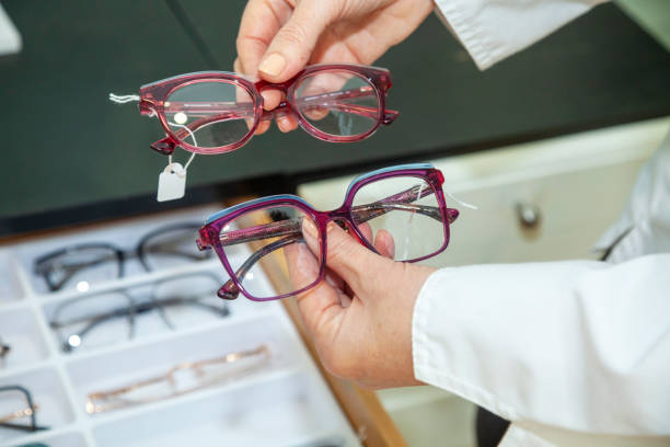 眼鏡を持つ女性の検眼医の手 - optics store ストックフォトと画像