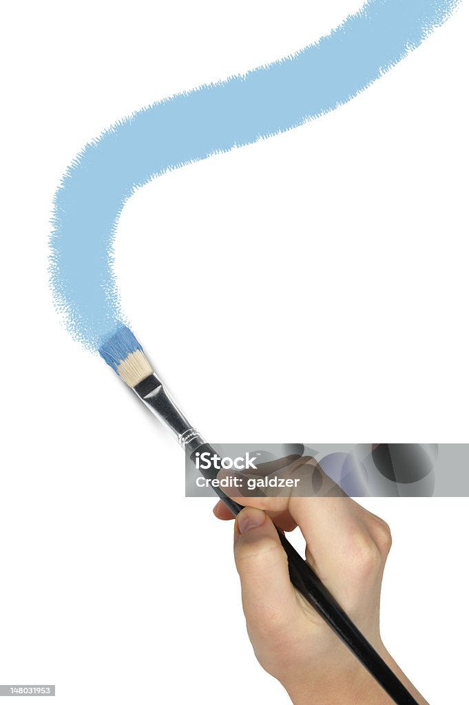a mão com um pincel atrai curva tinta azul - Foto de stock de Mão humana royalty-free
