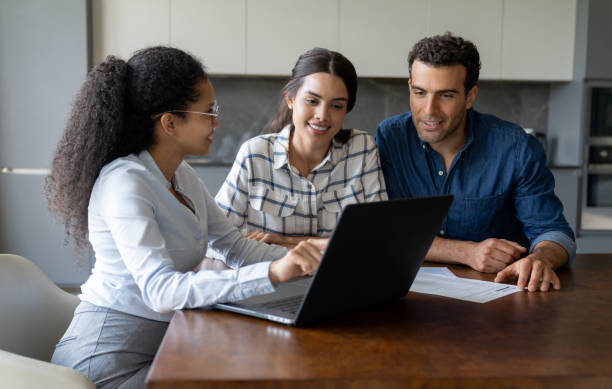 coppia che parla con un consulente finanziario di un investimento - financial advisor foto e immagini stock