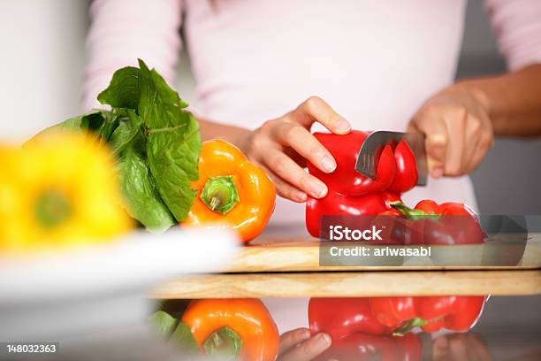 Mulher Cortar Pimentospimentão Vermelho - Fotografias de stock e mais imagens de Cozinhar - Cozinhar, Pimento, Adulto