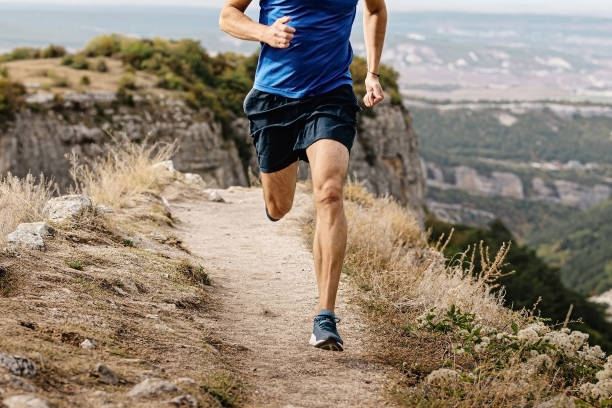 산길에서 달리는 거친 남성 주자, 좁은 길을 달리는 근육질의 다리 남자 조깅하는 선수 - outdoors athlete muscular build footpath 뉴스 사진 이미지