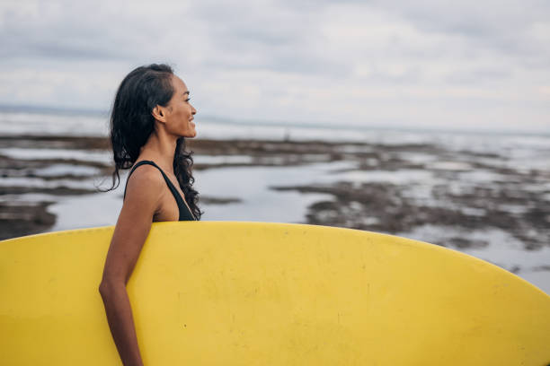 istock Woman surfer by the sea 1480336024