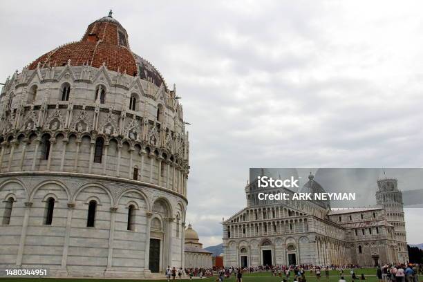 Kreatives Bild zu แบ๊บติสต์ของเซนต์จอห์นใน Piazza Dei Miracoli มหาวิหารและหอเอน ในพื้น แบ๊บติสต์ของเซนต์จอห์นใน Piazza Dei Miracoli มหาวิหารและหอเอน ในพื้น Bildidee