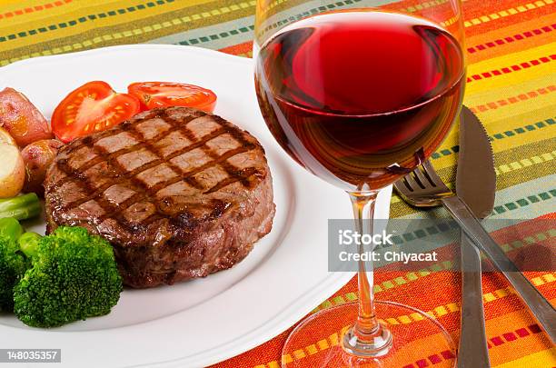 バーベキュービーフのステーキやグラスワインレッド - アブラナ科のストックフォトや画像を多数ご用意 - アブラナ科, アルコール飲料, カトラリー