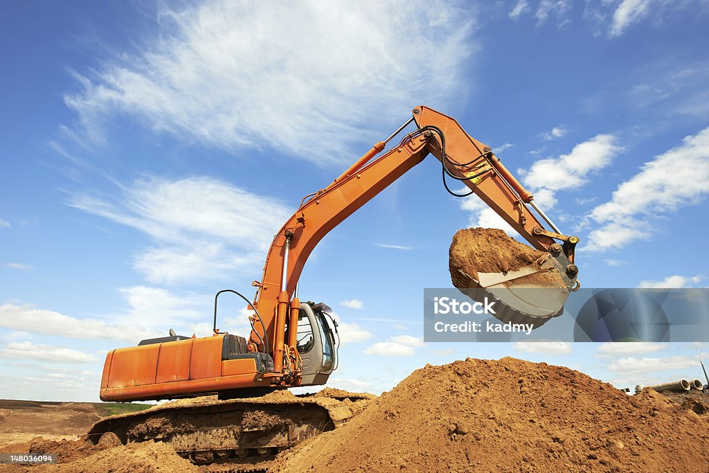 Carregando tipo de corrida excavator no trabalho - Foto de stock de Machinery royalty-free