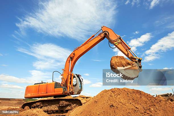 Foto de Carregando Tipo De Corrida Excavator No Trabalho e mais fotos de stock de Machinery - Machinery, Amarelo, Areia