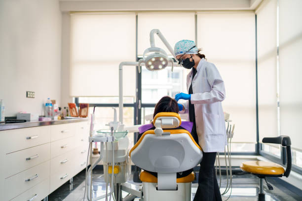 치과 진료소에서 환자의 입에서 일하는 여성 치과 의사 - dentists chair dental equipment dentist office dental drill 뉴스 사진 이미지