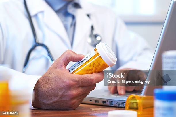 医師のオンラインのインターネットの設定を準備 - 医薬品のストックフォトや画像を多数ご用意 - 医薬品, バーコード, ヘルスケアと医療