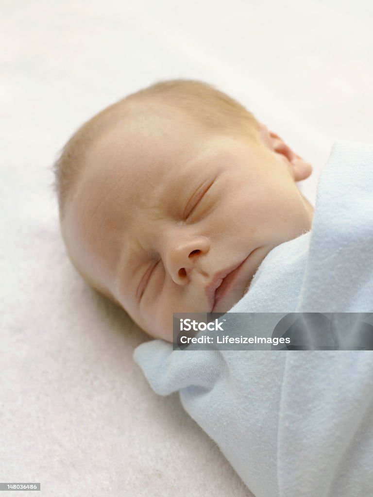 Newborn baby boy (0-3 miesiące) snu - Zbiór zdjęć royalty-free (0 - 11 miesięcy)