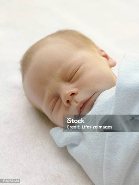 Newborn Baby Boy Snu - zdjęcia stockowe i więcej obrazów 0 - 11 miesięcy - 0 - 11 miesięcy, Fajny, Fotografika