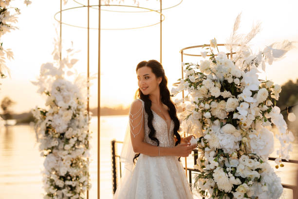 istock bride against the background of a yellow sunset 1480367283