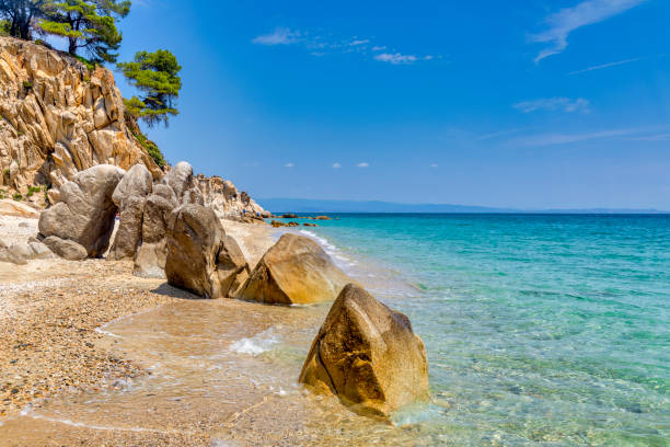 blick auf den ruhigen fava sandstrand in der nähe von vourvourou, griechische halbinsel sithonia, chalkidiki - vacations halkidiki beach sand stock-fotos und bilder