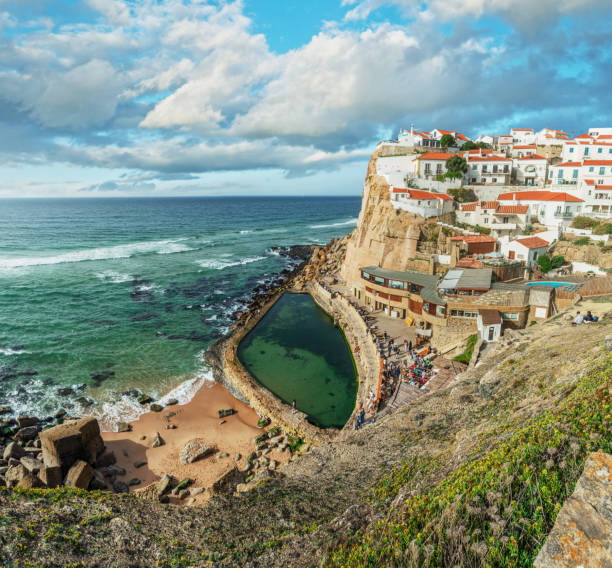 maravillosa vista sobre azenhas do mar, pequeña ciudad en la costa del océano atlántico. municipio de sintra, portugal. - azenhas do mar fotografías e imágenes de stock