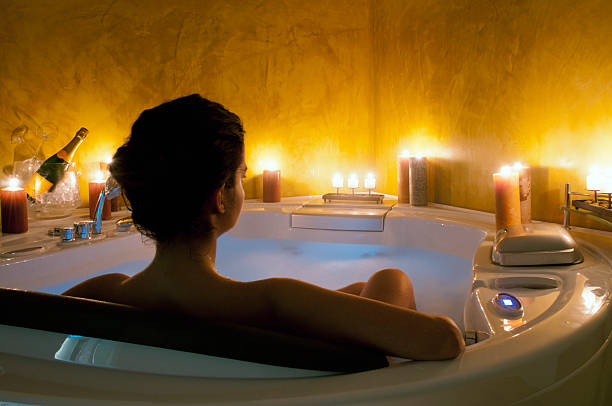 Woman In Bath Tub With Candles Stock Photo - Download Image Now - Adult,  Bathtub, Candle - iStock