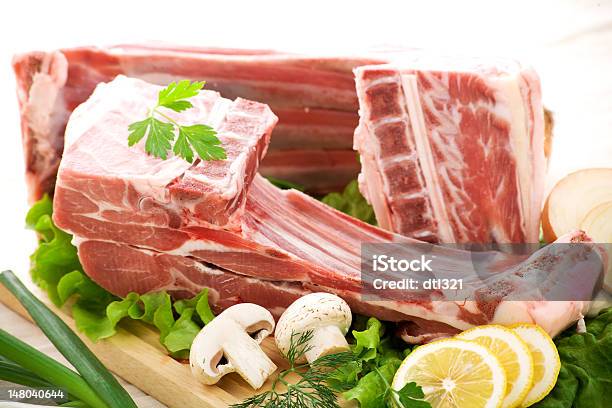 Raw Lammrippchen Arrangiert Mit Pilzen Zitrone Und Salat Stockfoto und mehr Bilder von Fenchel