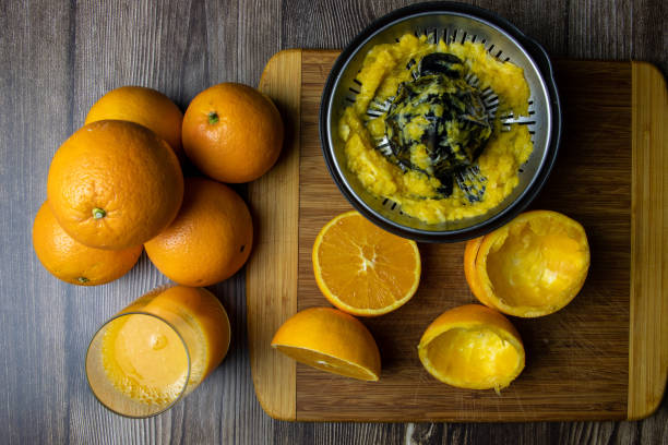 verre de jus d’orange avec des oranges autour, vu d’en haut - pulpe photos et images de collection