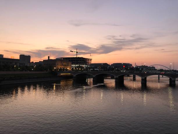 centro des moines, iowa - río des moines - puesta de sol - iowa des moines bridge night fotografías e imágenes de stock