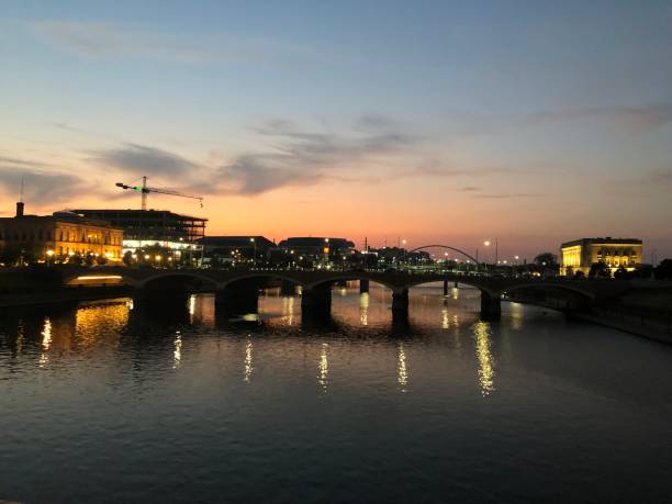 centro des moines, iowa - río des moines - puesta de sol - iowa des moines bridge night fotografías e imágenes de stock