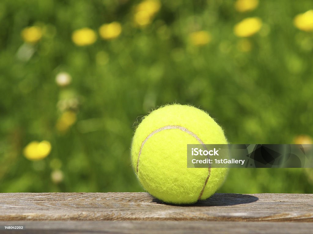 Palla da tennis e meadow - Foto stock royalty-free di Ambientazione esterna