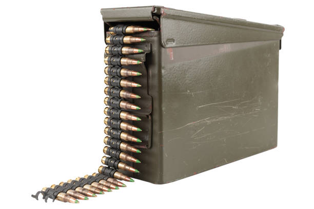 cinturón de municiones con cartuchos en cajas de municiones - bullet belt ammunition cartridge fotografías e imágenes de stock