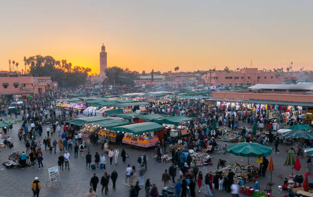 marrakesz, 01/01/2023: rynek dżamaa al-fina, marrakesz, maroko, afryka północna. jemaa el-fnaa, djema el-fna lub djemaa el-fnaa to słynny plac i rynek w medynie w marrakeszu. - jema el fna zdjęcia i obrazy z banku zdjęć