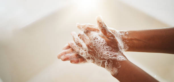 Se laver les mains, le savon et l’eau pour le nettoyage, l’hygiène et le bien-être dans la fusée éclairante des lentilles de salle de bain. Soins liquides, des mains ou de la peau pour la protection contre les bactéries, les germes ou les virus da - Photo