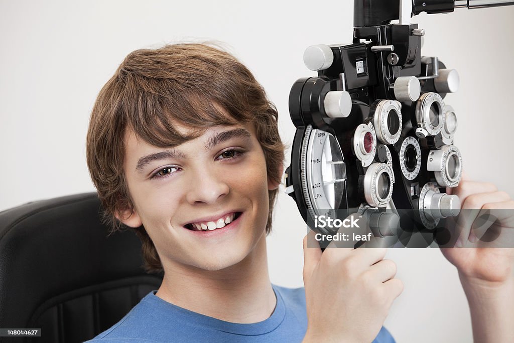 Junge männliche im Augenoptiker - Lizenzfrei Augenuntersuchungen Stock-Foto