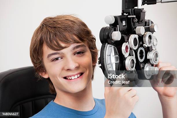 Junge Männliche Im Augenoptiker Stockfoto und mehr Bilder von Augenuntersuchungen - Augenuntersuchungen, Teenager-Alter, Kind