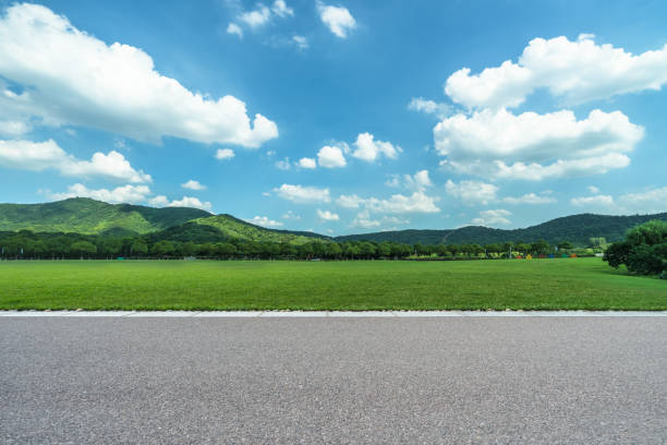 asfaltowa droga i zielona łąka - landscape mountain china blue zdjęcia i obrazy z banku zdjęć