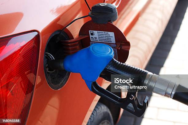 Orange Auto An Tankstelle Stockfoto und mehr Bilder von Abhängigkeit - Abhängigkeit, Auto, Benzin
