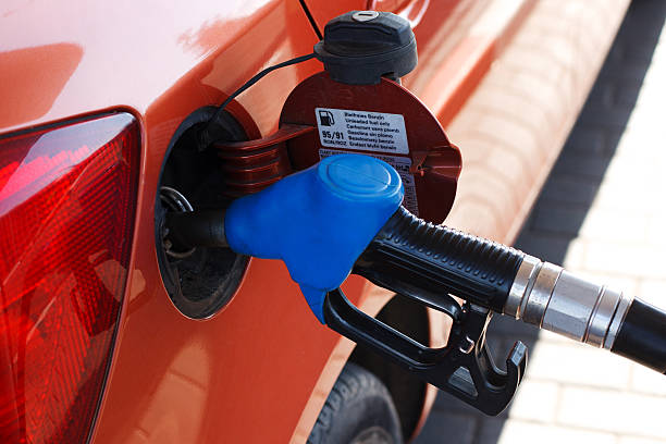 オレンジ車のガソリンスタンド - gasoline gas station labeling fuel and power generation ストックフォトと画像
