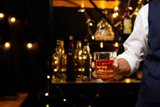 ウイスキーを注ぐバーテンダー、 - whisky glass ice cube alcohol ストックフォトと画像