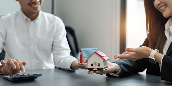 El agente de bienes raíces habló sobre los términos del contrato de compra de vivienda, ventas de viviendas y concepto de seguro de vivienda photo