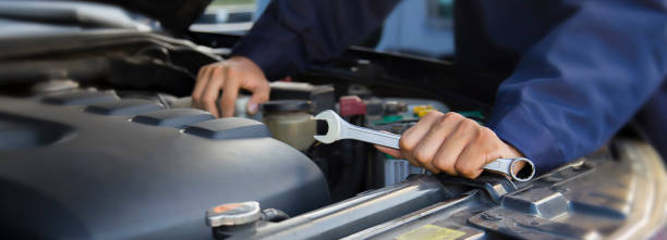 el mecánico trabaja en el motor del automóvil en el garaje, servicio de reparación de automóviles. - adult manual worker automobile industry transportation fotografías e imágenes de stock