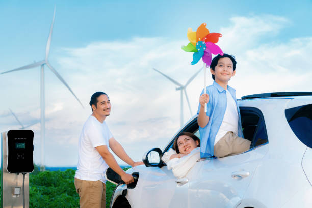 konzept der progressiven glücklichen familie an windkraftanlage mit elektrofahrzeug. - fuel and power generation power wind power supply stock-fotos und bilder