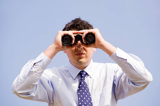 hombre con binocular - binoculars watching optical instrument closed fotografías e imágenes de stock